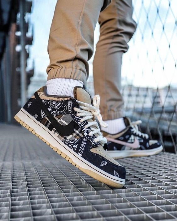 DUNK SB LOW TRAVIS SCOTT